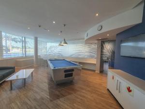 ein Wohnzimmer mit einem Billardtisch und einem TV in der Unterkunft 516 Breakers Resort Umhlanga Rocks in Durban