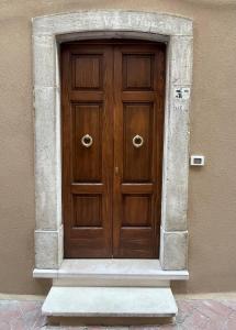una puerta de madera en el lateral de un edificio en Emi Relax B&B, en Castelmauro