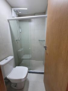 W łazience znajduje się toaleta i przeszklony prysznic. w obiekcie Studio Praia dos Carneiros Tamandare w mieście Tamandaré