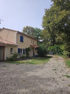 an empty driveway in front of a house at au coeur des vignes in Noaillan