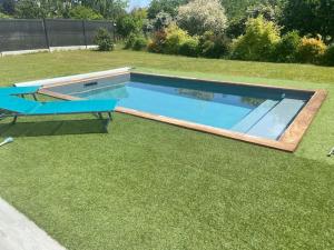 una piscina in un cortile con prato di Maison au calme a Tiercé