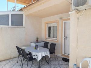 een patio met een tafel en stoelen in een kamer bij Bungalow con Patio y Terraza Solárium in Torrevieja