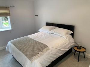 Un pat sau paturi într-o cameră la Oak Lodge