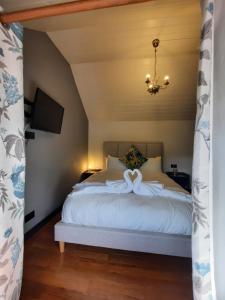 Tempat tidur dalam kamar di Longstone Luxury Country Boutique Two Bedroom Cottage, Exmoor, Challacombe, North Devon