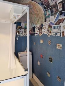 baño con aseo y mapa en la pared en Glamping in style Bell tent, en Ifield