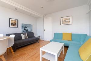 uma sala de estar com dois sofás e uma mesa em ALTIDO Bright apt in West Hampstead em Londres
