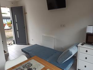 een kleine kamer met een bed en een tafel bij Maisonnette entière et privée, 600m de la gare in Margny-lès-Compiègne