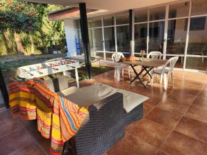 un patio con mesa y sillas en un porche en LOS OLIVARES. SAN LORENZO en Salta