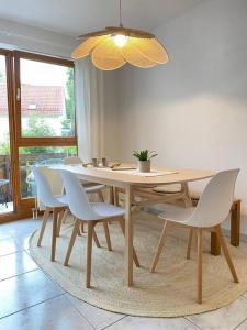 a dining room with a table and chairs at Traumurlaub WestCoast Ammersee 7 Gehminuten zum See in Schondorf am Ammersee