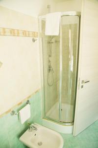 un baño con ducha y lavabo en Sicilia Case Vacanze, en Balestrate 34 fotos más