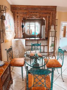 um quarto com uma mesa e cadeiras e um espelho em Apartment with Huge Deck Nestled in Marvelous Gardens - Nidos em La Orotava