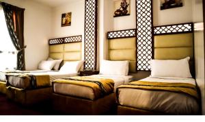فندق المختارة الذهبي في المدينة المنورة: غرفة بثلاث اسرة في غرفة