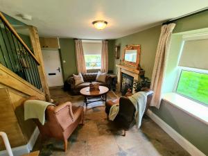 Ingleside Cottage في Glaisdale: غرفة معيشة مع أريكة وطاولة
