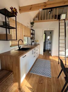 莫雷泰的住宿－Namelis Strazdas，一间带白色橱柜和高架床的厨房