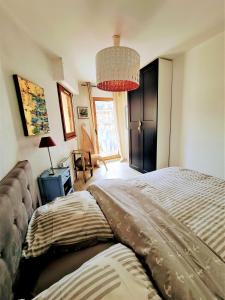 een slaapkamer met een groot bed en een kroonluchter bij Plazza front de Mer in Villers-sur-Mer