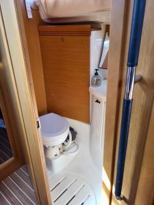 a small bathroom with a toilet in an rv at Lunablu Boat&Sail in Palermo
