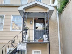 ein Haus mit einem Balkon mit Topfpflanzen darauf in der Unterkunft Hideaway on Jones in Savannah