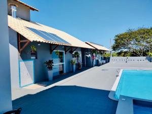 vista sulla piscina del resort con piscina di CHALÉS GUARAÍPE a Guarapari