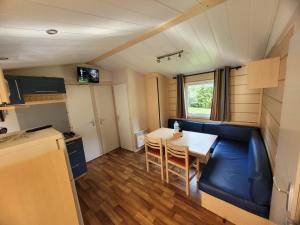 a small kitchen and dining room with a table and chairs at MobilHome Nicolette EUROPAPARK 20min in Boofzheim
