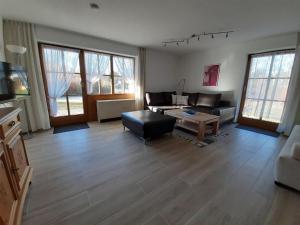 una sala de estar con un sofá y una mesa en Feriendorf Reichenbach - Bgm.-Martin-Str. 10/2, en Nesselwang