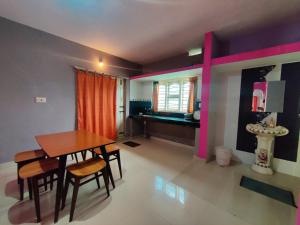 Jawa Homestay في ماديكيري: غرفة طعام مع طاولة وكراسي في غرفة