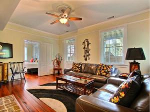 un soggiorno con divano e ventilatore a soffitto di Forsyth Park West Garden Level a Savannah