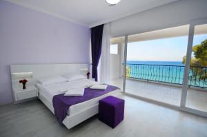 A bed or beds in a room at Fuda Hotel