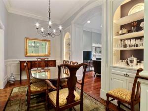 - une salle à manger avec une table et des chaises dans l'établissement Habersham House, à Savannah