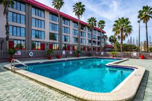 un hôtel avec une piscine en face d'un bâtiment dans l'établissement Quality Inn Lakeland North, à Lakeland