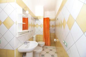 La petite salle de bains est pourvue d'un lavabo et de toilettes. dans l'établissement La Turrita Apartments, à Ischia