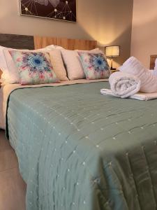 Posteľ alebo postele v izbe v ubytovaní Skiathos home
