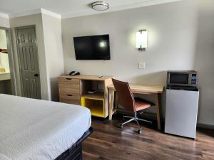TV a/nebo společenská místnost v ubytování Days Inn by Wyndham Slidell