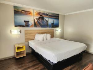 Postel nebo postele na pokoji v ubytování Days Inn by Wyndham Slidell