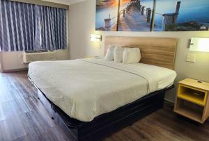 Postel nebo postele na pokoji v ubytování Days Inn by Wyndham Slidell