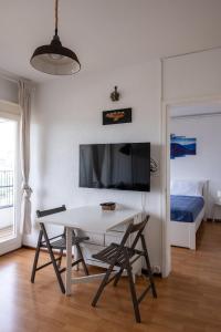 een woonkamer met een tafel en een bed bij Lugano Boat Apartment in Lugano
