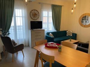 TV a/nebo společenská místnost v ubytování Skiathos home