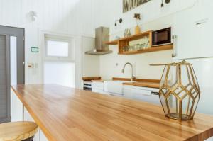 uma cozinha com uma mesa de madeira com um vaso sobre ela em BOG Nórdica 2 em Villa La Angostura