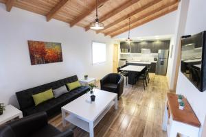 a living room with a couch and a table at Cabañas Canto de Calafquen in Licán Ray