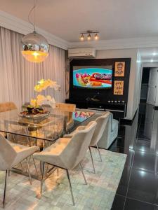 uma sala de estar com uma mesa de jantar e uma televisão em Apto próximo ao Shopping Boulevard em Belém