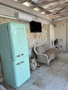 an old refrigerator in a living room with a couch at Villa Concetta in Torre del Lago Puccini