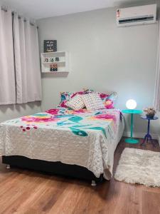- une chambre avec un lit et du parquet dans l'établissement Apto próximo ao Shopping Boulevard, à Belém
