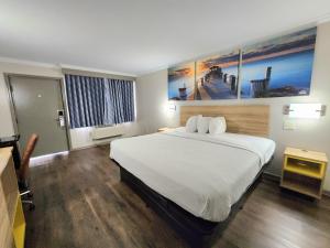 Postel nebo postele na pokoji v ubytování Days Inn by Wyndham Slidell