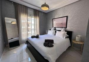 Appartement agréable en plein coeur de Marrakech pour 2 à 4 Personnes في مراكش: غرفة نوم بسرير كبير عليها مناشف