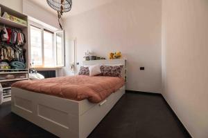 um quarto com uma cama grande num quarto branco em Apartment Design 5 Stelle em Novara
