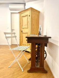 a desk and a chair next to a wooden cabinet at Streiter Rooms in Bolzano