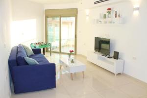 TV a/nebo společenská místnost v ubytování Beach Suite Israel- Best View, Gym, Massage Chair, Low Fee For Off-Site Indoor Pool Spa ביץ סוייט ישראל- נוף ים מאלף, כיסא מסאז, חדר כושר, אפשרות לבריכה מקורה, וספא בתשלום ממש מוזל