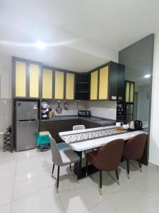 a kitchen with a table and chairs in a room at Wanz Barakah Homestay @ Bali residence in Malacca