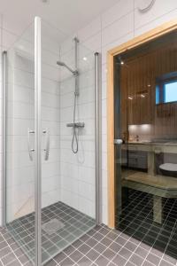 a bathroom with a shower with a glass door at Mysig fjällstuga i Idre Fjällfoten in Idre