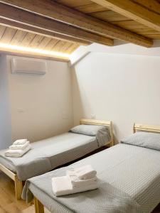 モーディカにあるIL RIFUGIO BAROCCOのツインベッド2台 木製天井の客室です。