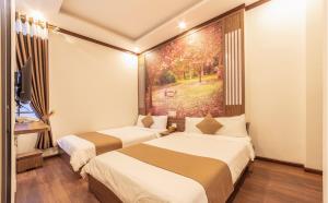 Postel nebo postele na pokoji v ubytování Khai Ngoc Hotel Da Lat City